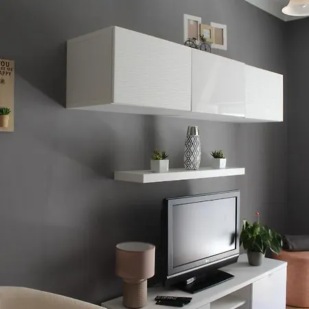 Two Bedroom Apartment, Two Minutes From The Beach Apartment *