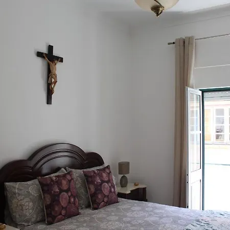 Two Bedroom Apartment, Two Minutes From The Beach *