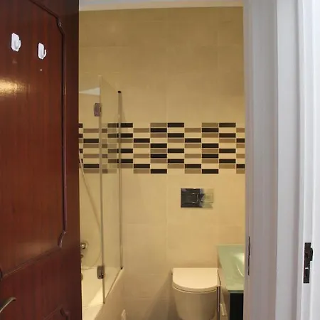 Two Bedroom Apartment, Two Minutes From The Beach *